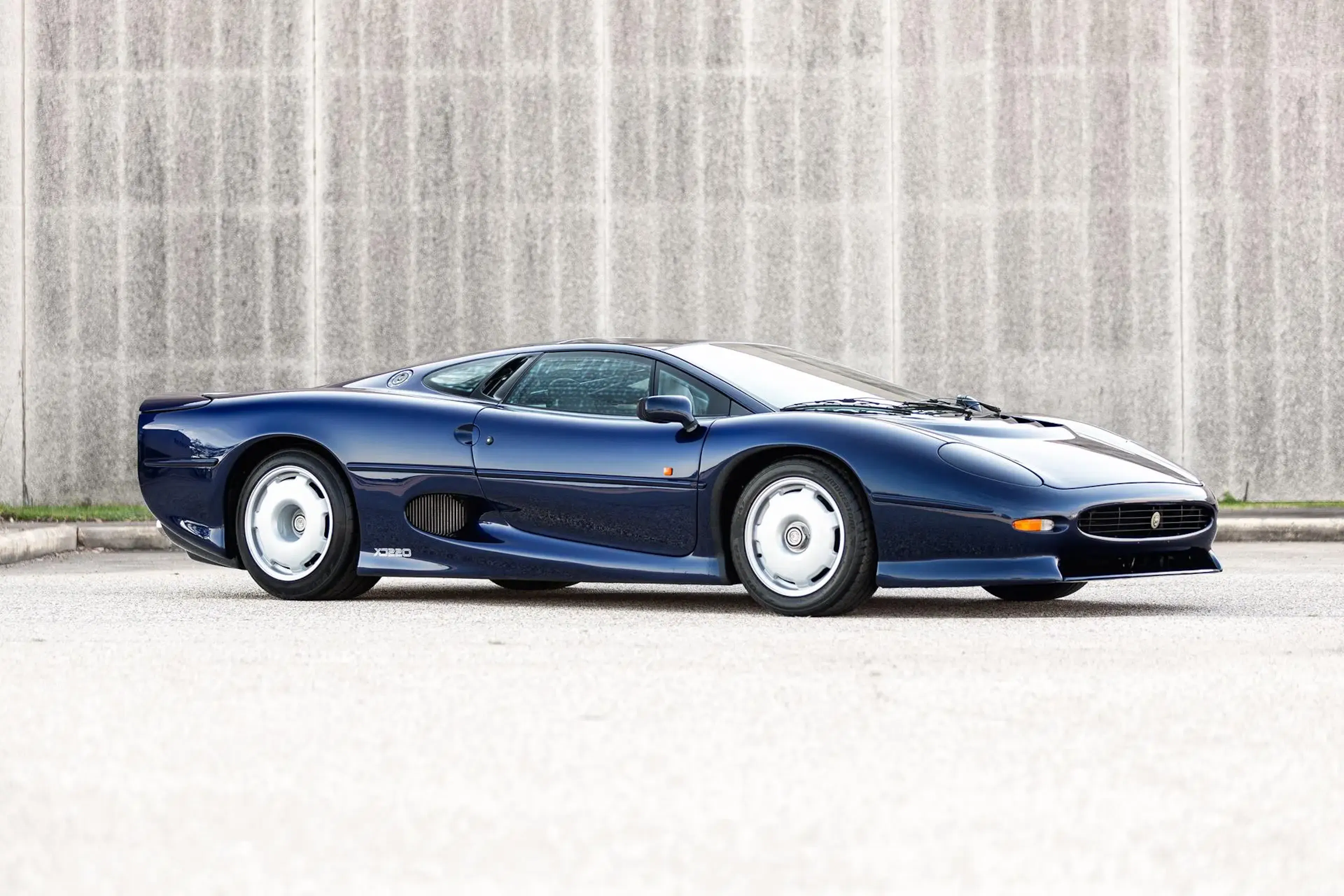 1993 Jaguar XJ 220 VIN SAJJEAEX8AX220749 | Hagerty Valuation Tools®